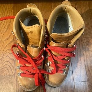 Danner mountain light cascade hiking boot. Includes super feet insoles.